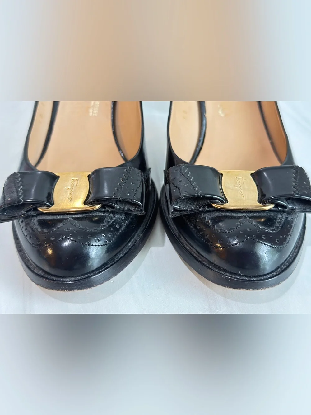 SALVATORE FERRAGAMO VERA STYLE BOW PUMPS WINGTIP BAROQUE DETAILS SIZE 7.5 CAREER